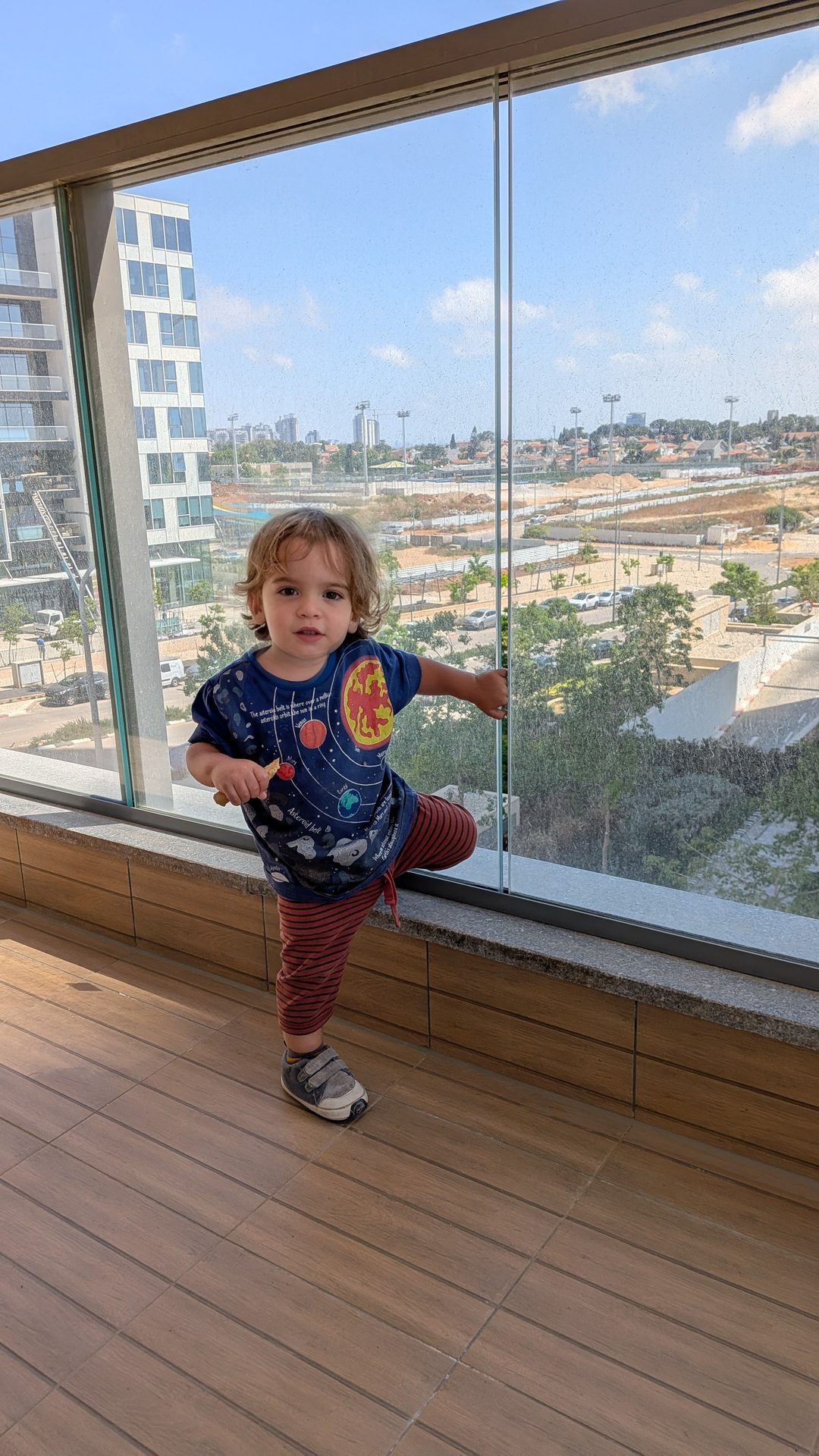 מרפסת שמש גדולה ומרווחת עם נוף ירוק פתוח (מראה יום)