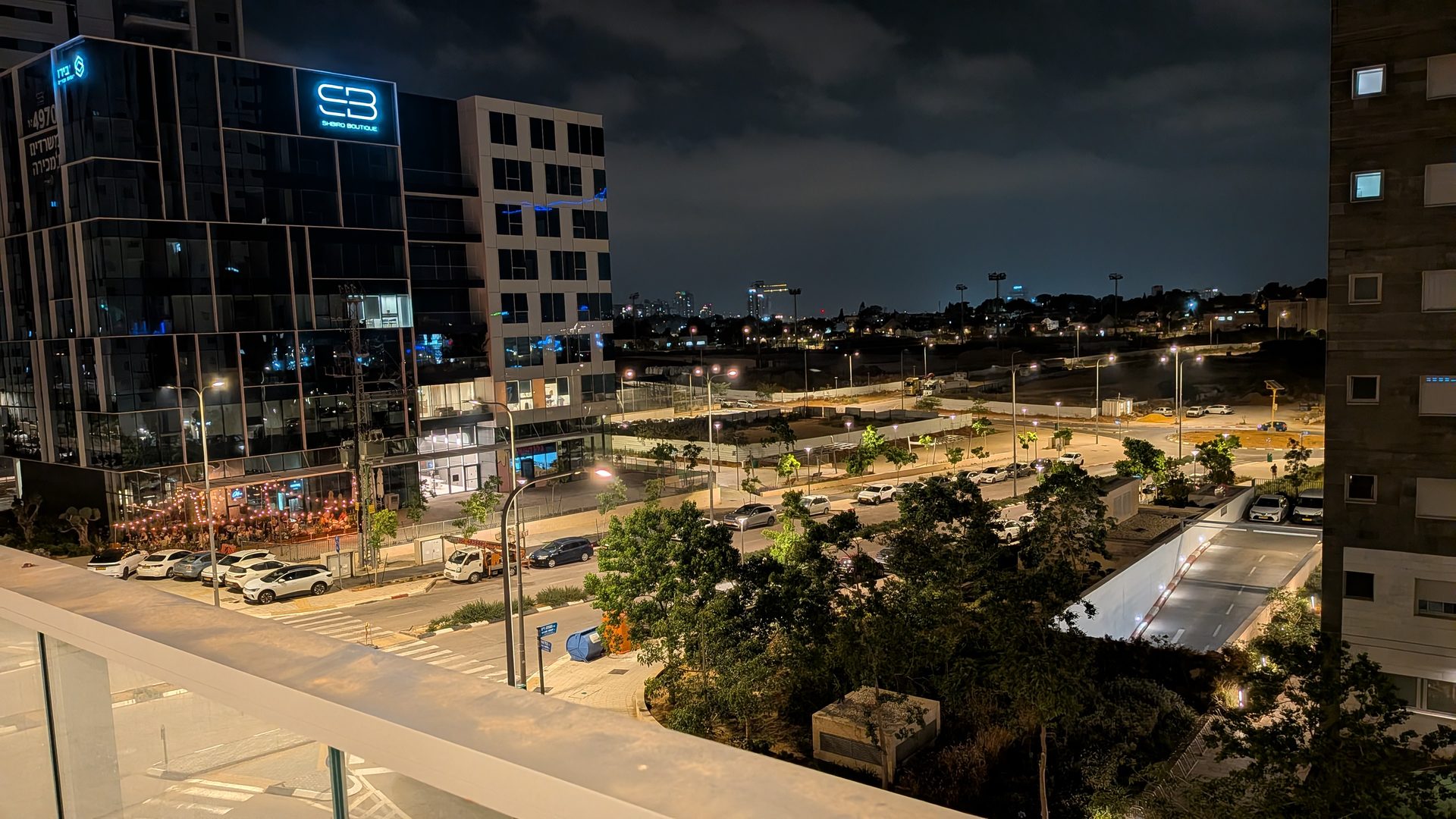 מרפסת השמש היוקרתית של הדירה בלילה ברחוב קרל פופר 10, נתניה